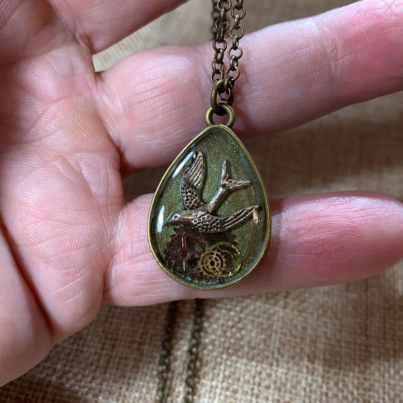 Twinsdesign Jewelry - 🇺🇸 Vintage Watch Gears Bird Necklace 18” Chain NWOT 🎉